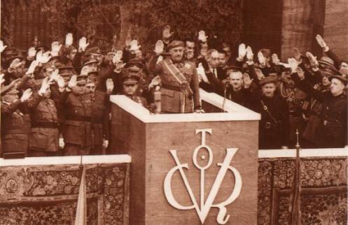 Francisco Franco sobre el emblema 'Víctor'